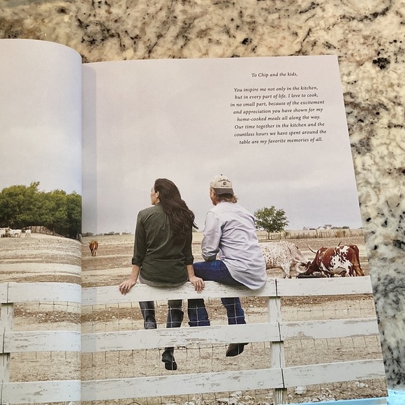 𝅺JOANNA Gaines Magnolia Table Cookbook - Picture 4 of 8
